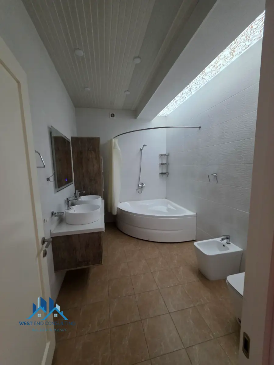 Ijaraga 3 qavatli uy − 450 m²