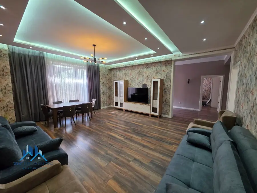 3 qavatli uy − 450 m², 4 sot. 