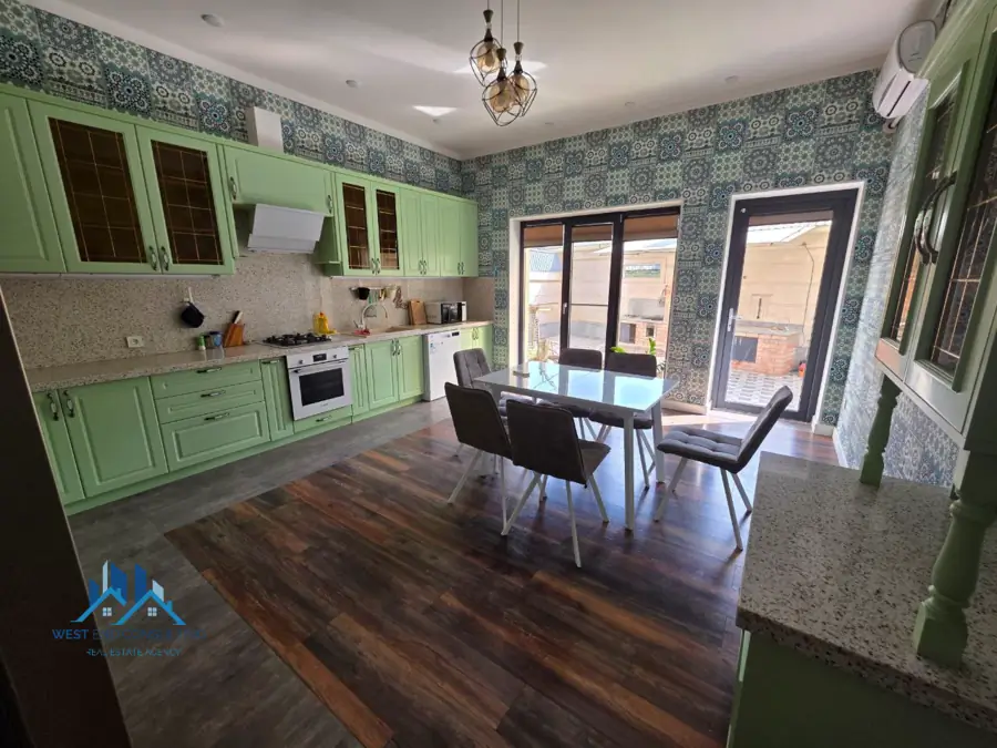 3 qavatli uy − 450 m², 4 sot. 