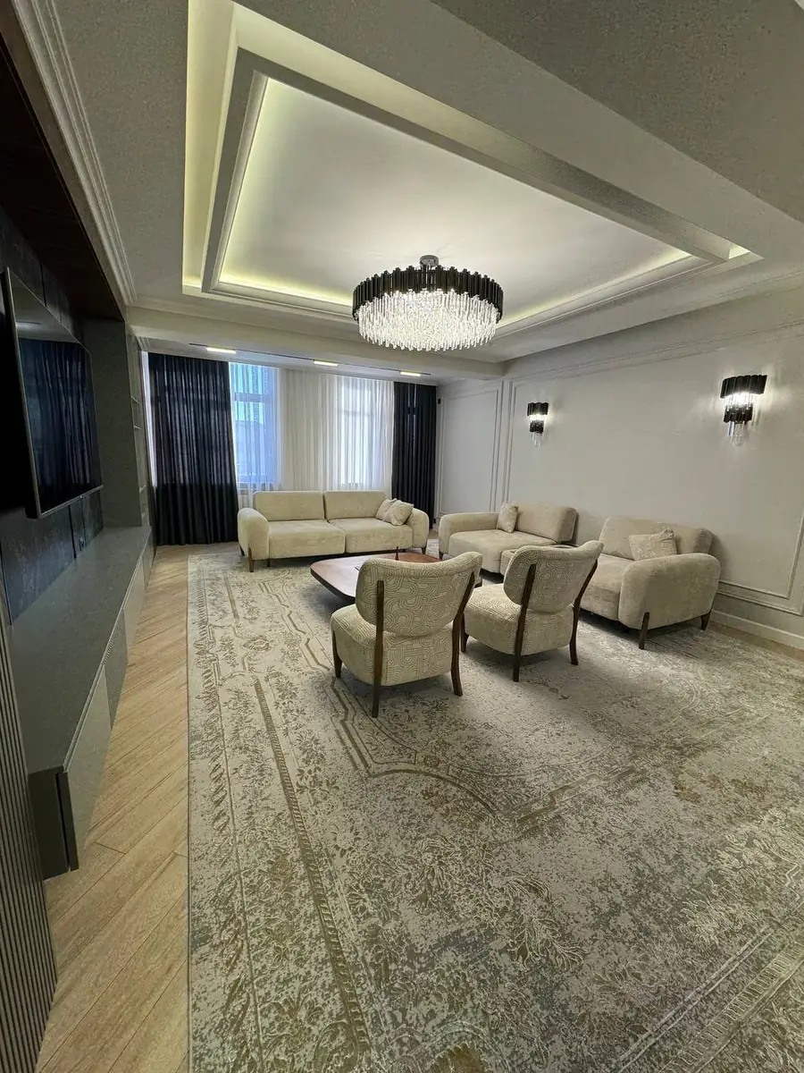 Продается 3-комнатная квартира − 150 м²