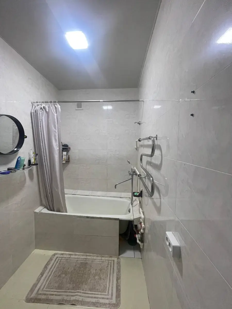 4 xonali kvartira sotiladi − 100 m²