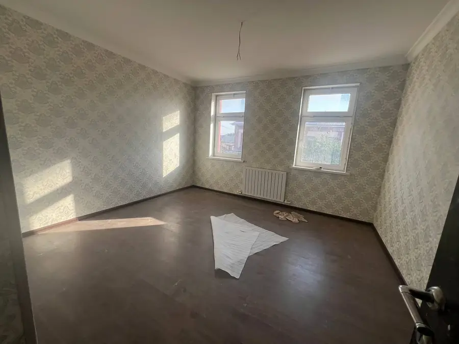 2-этажный дом − 220 м², 4 сот.