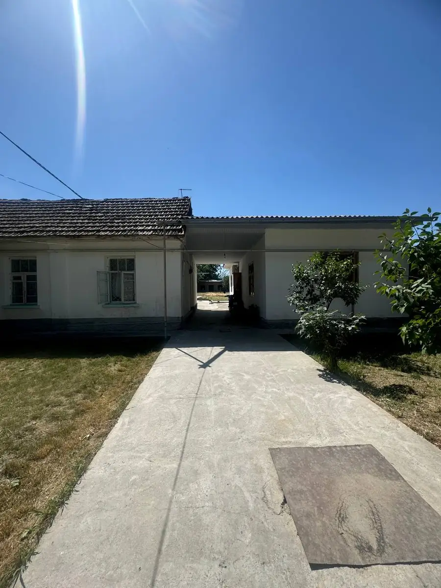 1-этажный дом − 1600 м², 16 сот.