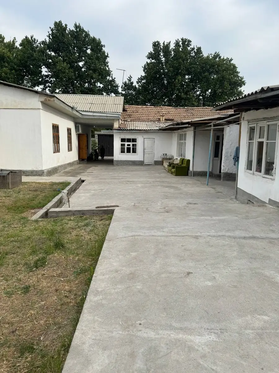 1-этажный дом − 1600 м², 16 сот.