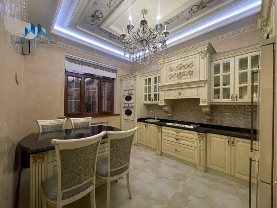 2 qavatli uy − 240 m², 300 sot. 