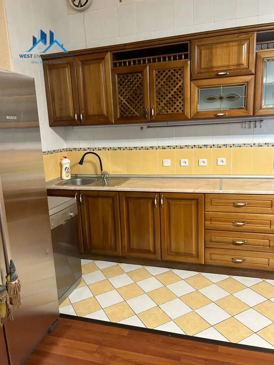 2 qavatli uy − 240 m², 3 sot. 