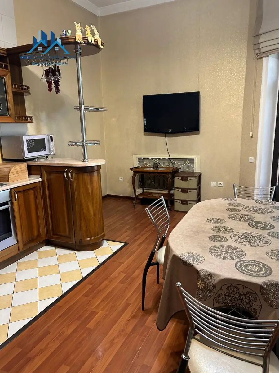 2 qavatli uy − 240 m², 3 sot. 