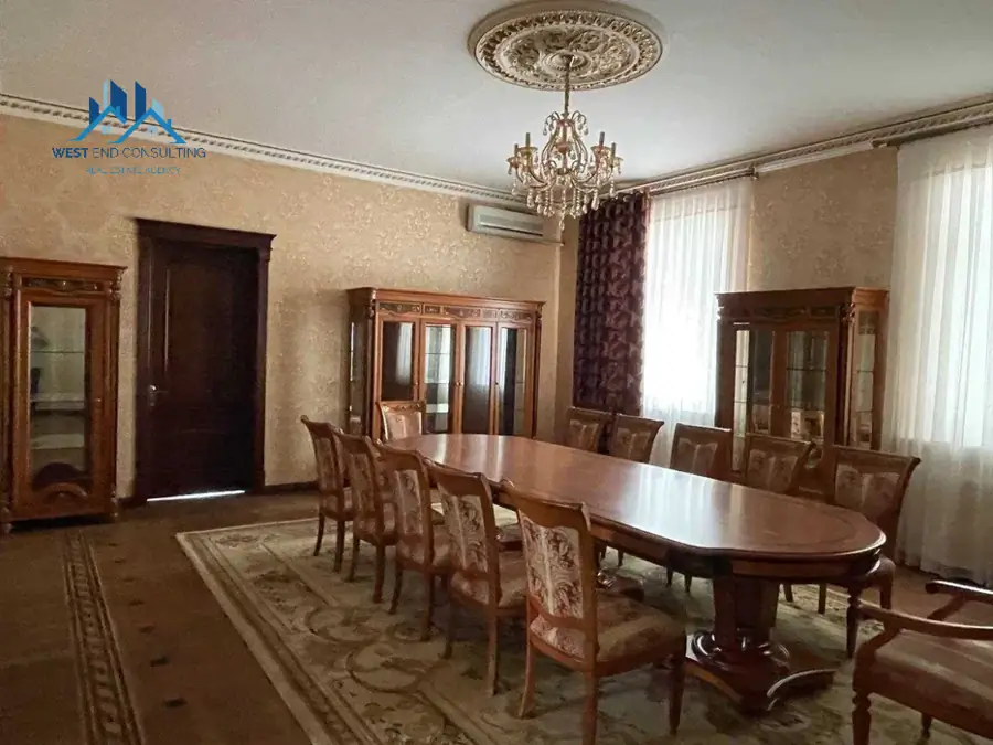 3 qavatli uy − 520 m², 8 sot. 