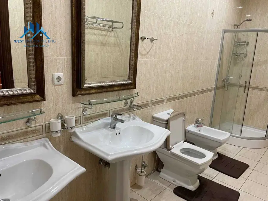 3 qavatli uy − 520 m², 8 sot. 