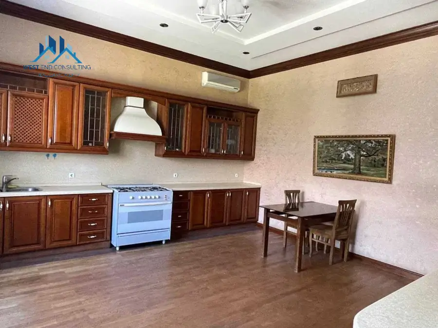 3 qavatli uy − 520 m², 8 sot. 