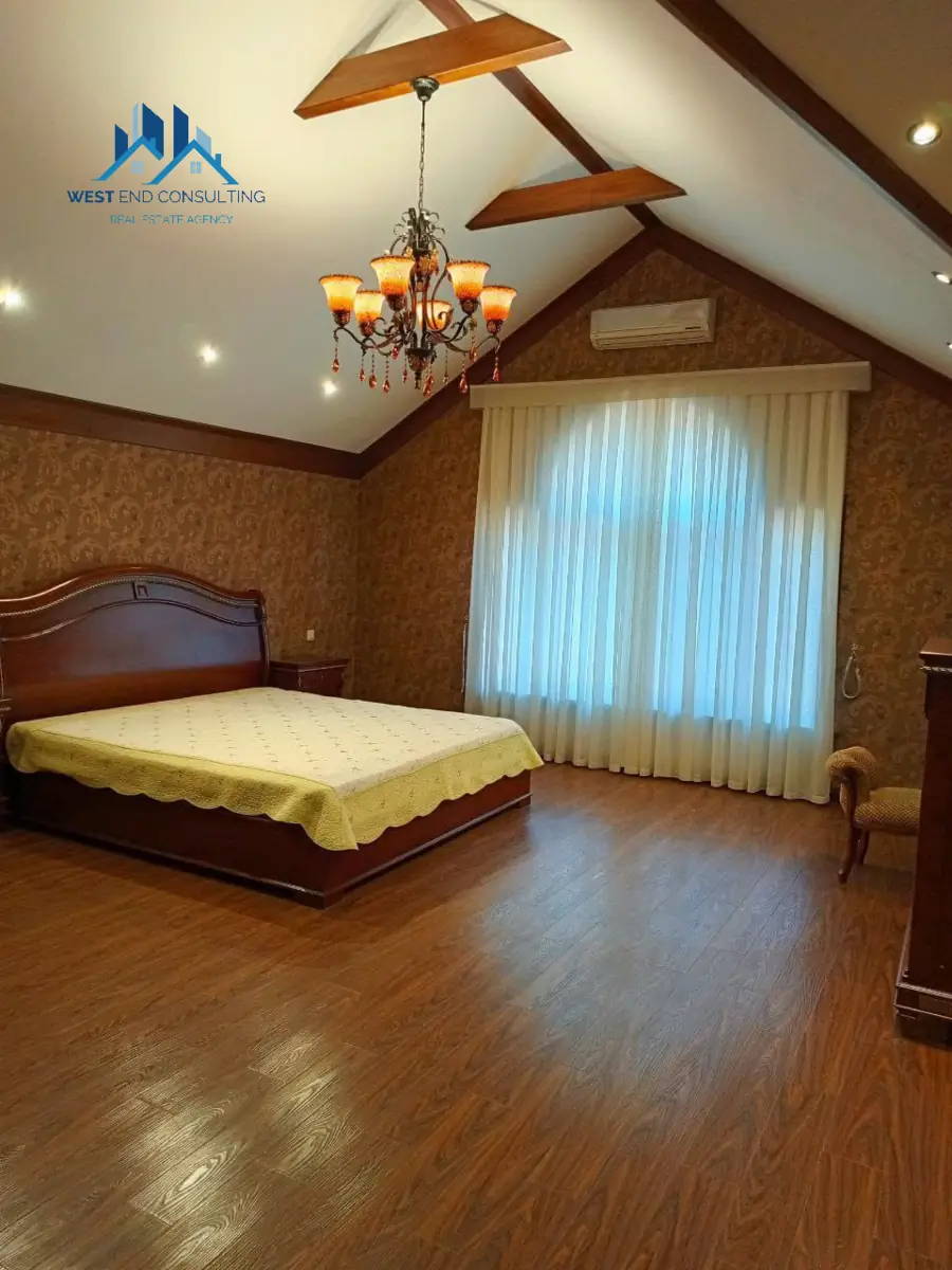 3 qavatli uy − 400 m², 7 sot. 