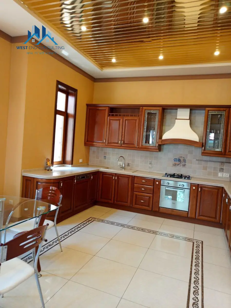 3 qavatli uy − 400 m², 7 sot. 