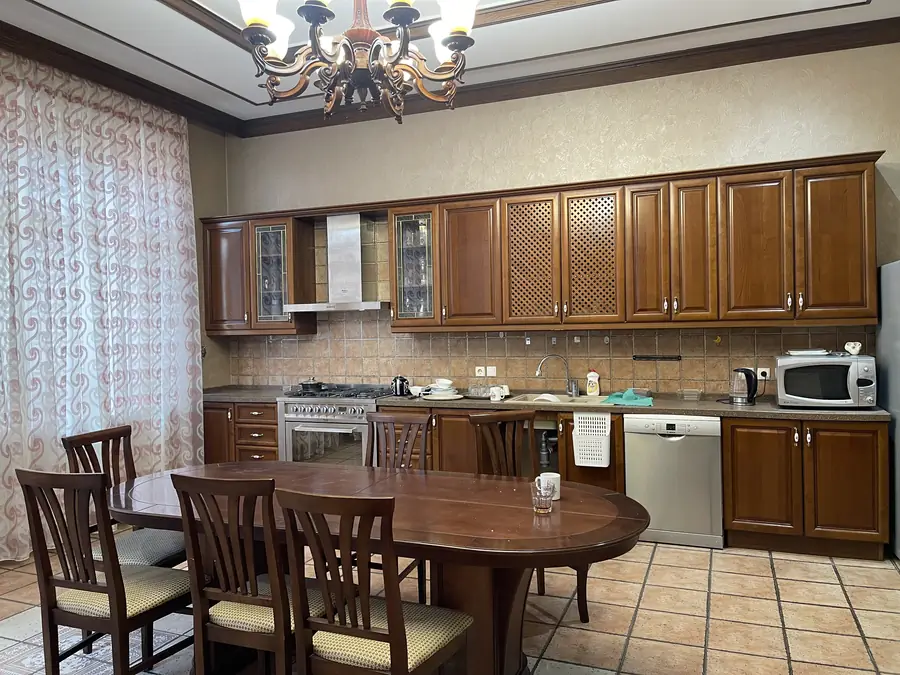 Ijaraga 2 qavatli uy − 331 m²