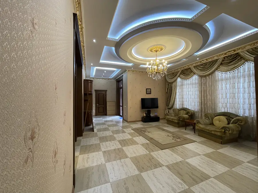 Ijaraga 2 qavatli uy − 331 m²