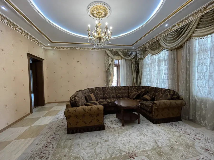 Ijaraga 2 qavatli uy − 331 m²