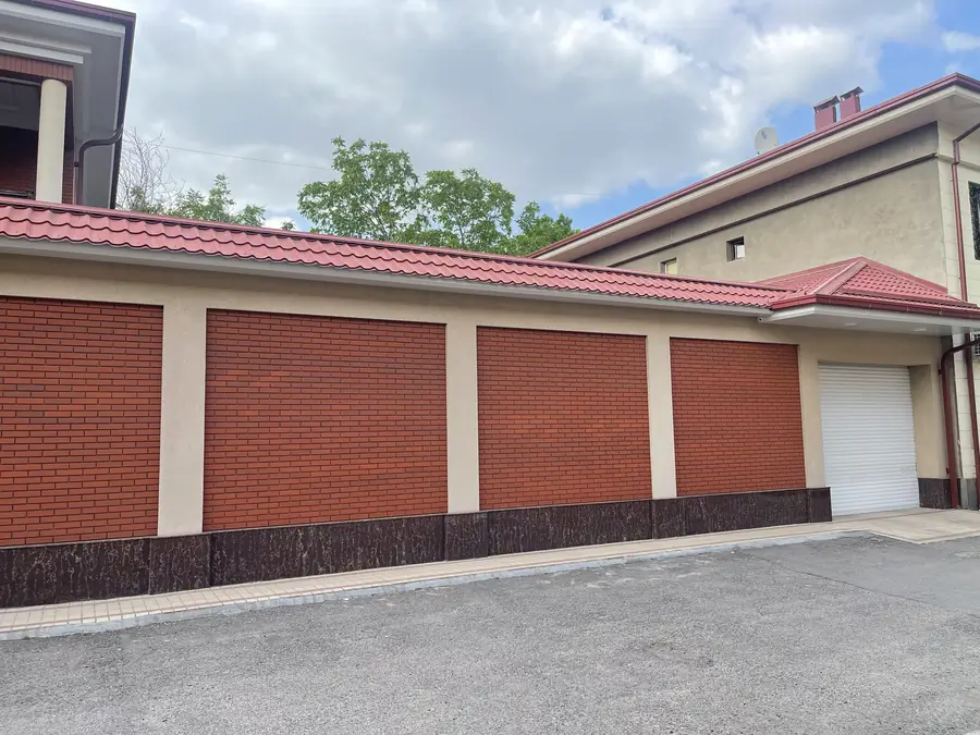 2 qavatli uy − 331 m², 5.5 sot. 