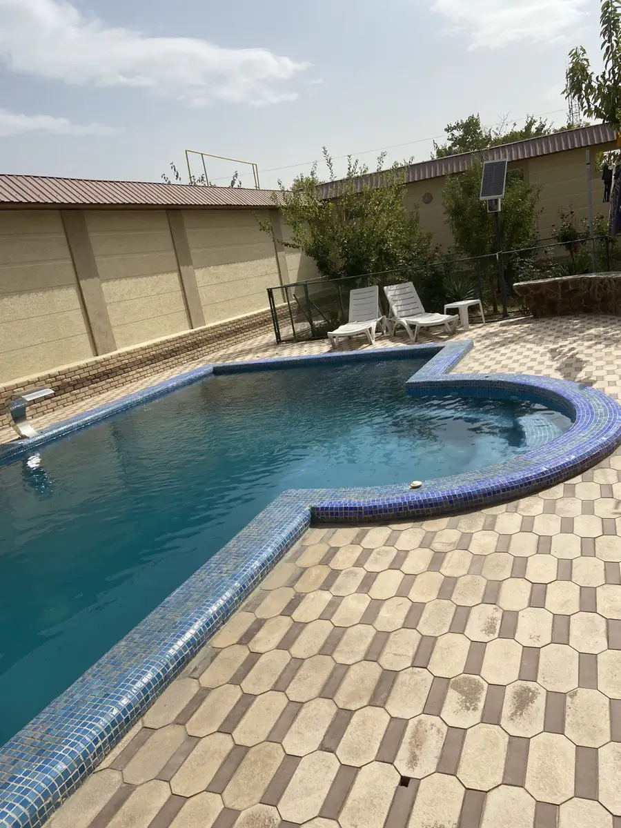 3 qavatli uy − 265 m², 6 sot.