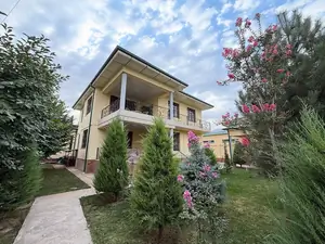 2-этажный дом − 180 м², 15 сот.