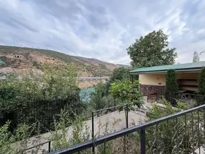 2-этажный дом − 180 м², 15 сот.