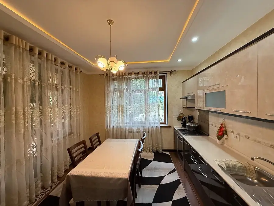 2 qavatli uy sotiladi − 180 m²