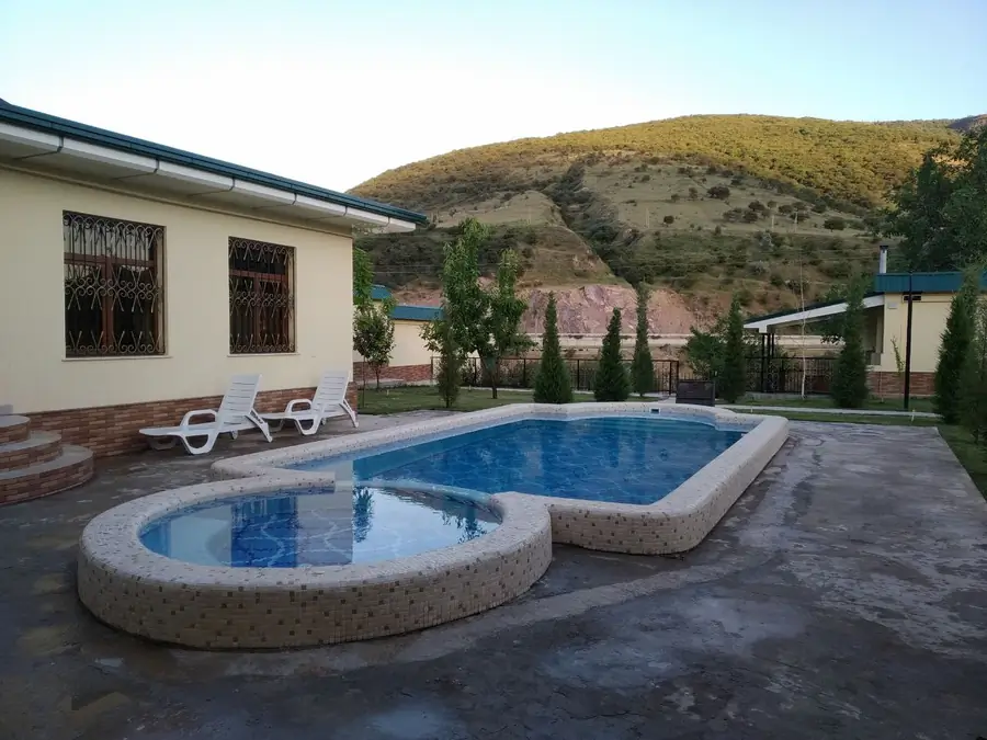 2 qavatli uy sotiladi − 180 m²