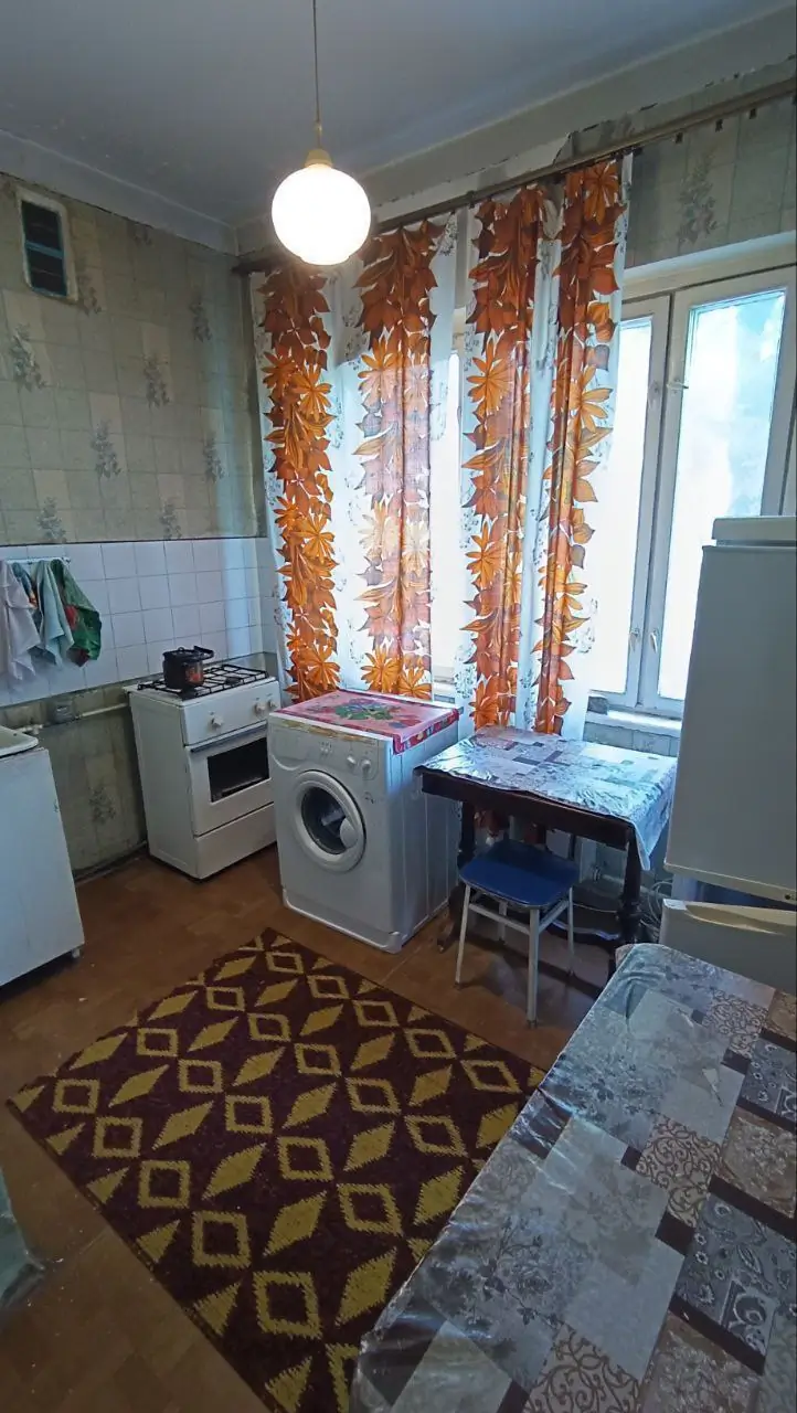 1 xonali kvartira sotiladi − 42 m²