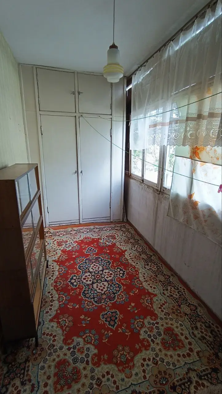 1 xonali kvartira sotiladi − 42 m²