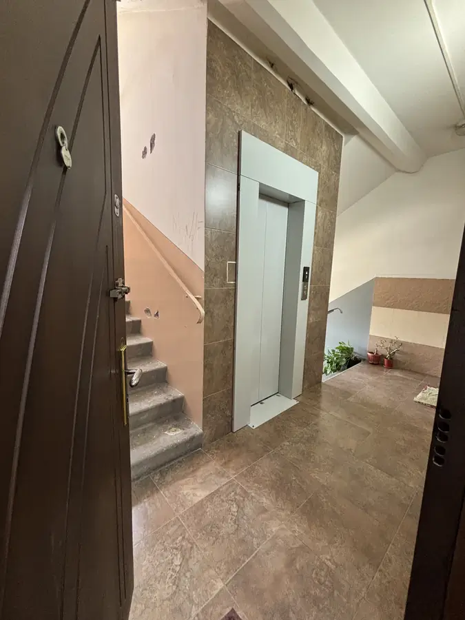 4 xonali kvartira sotiladi − 96 m²