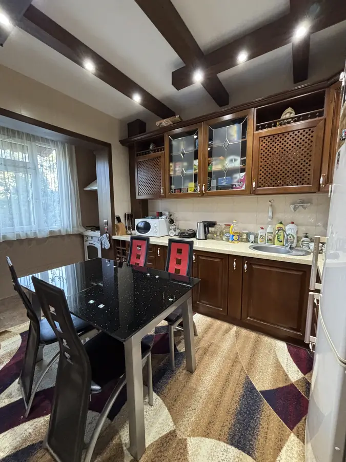 4 xonali kvartira sotiladi − 96 m²