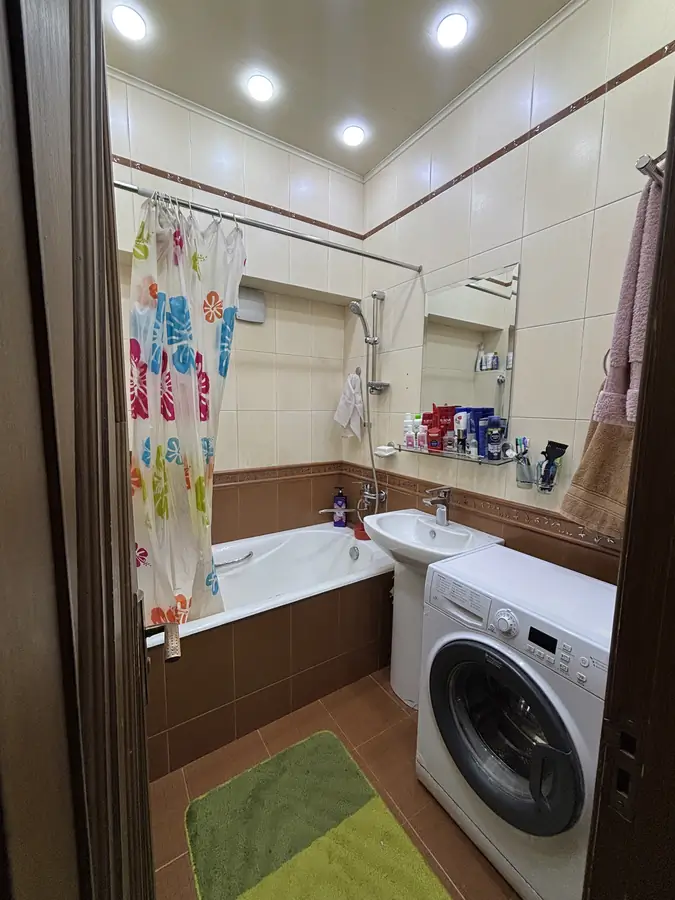 4 xonali kvartira sotiladi − 96 m²