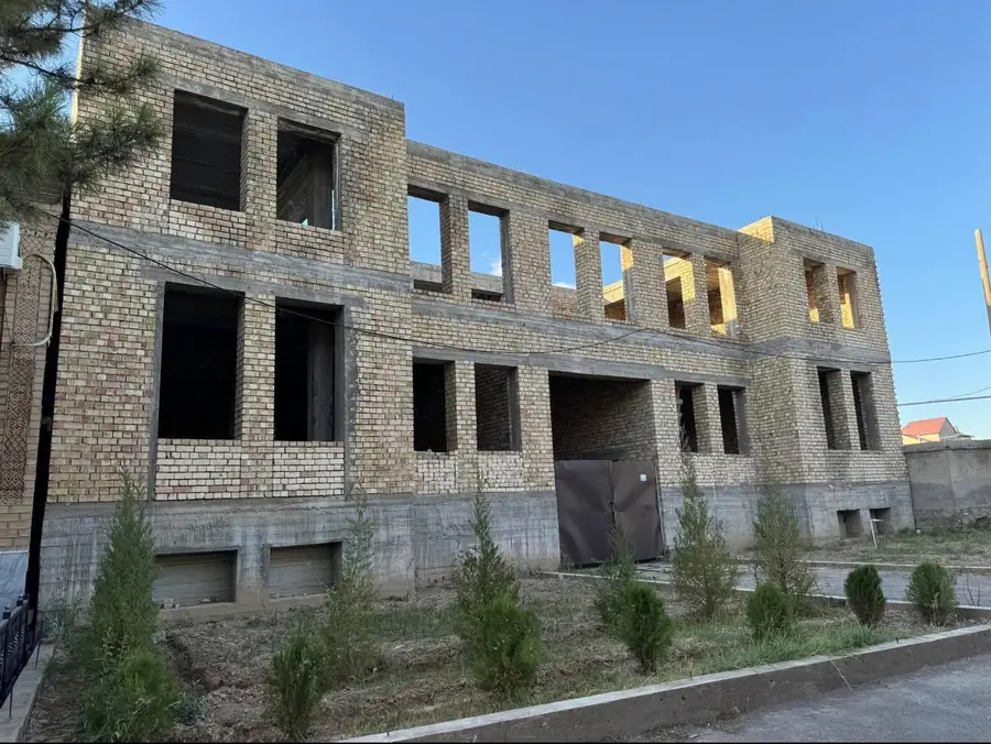 3 qavatli uy − 1200 m², 8.5 sot. 