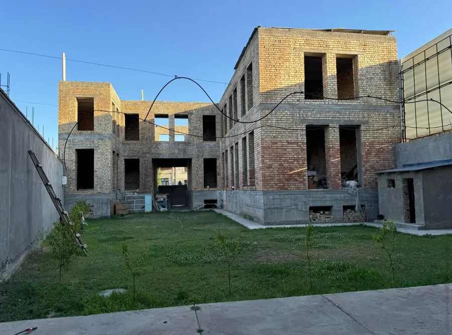 3 qavatli uy − 1200 m², 8.5 sot. 