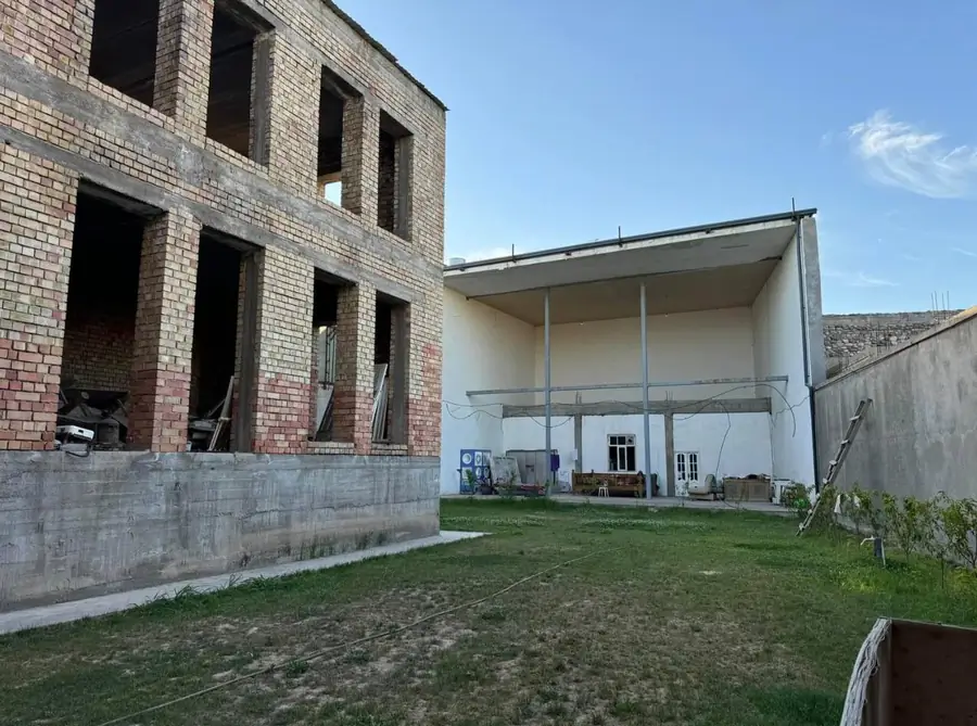 3 qavatli uy − 1200 m², 8.5 sot. 