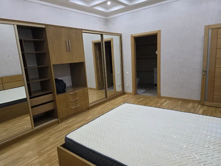 3 xonali kvartira sotiladi − 150 m²