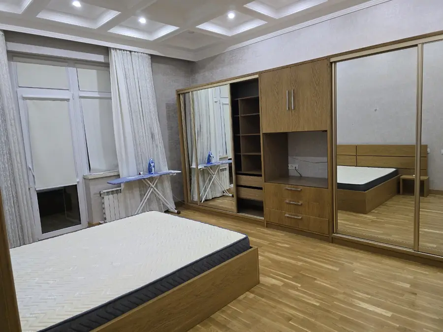 3 xonali kvartira sotiladi − 150 m²