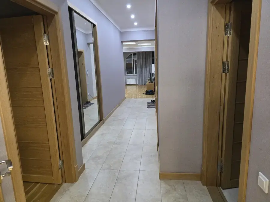 3 xonali kvartira sotiladi − 150 m²