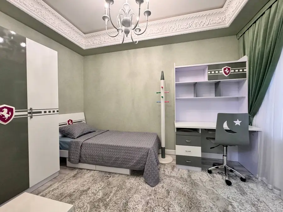 4 xonali kvartira sotiladi − 130 m²