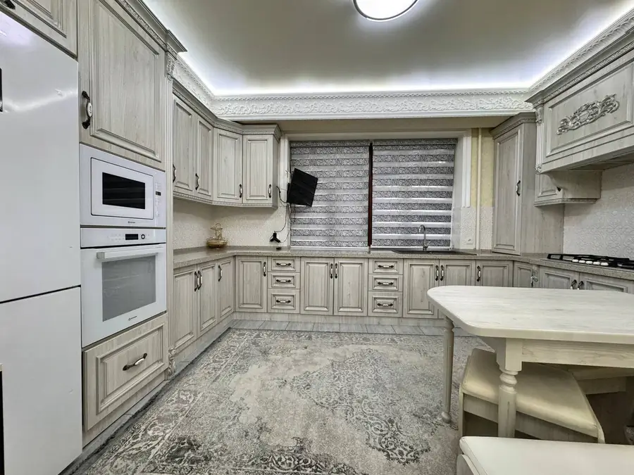 4 xonali kvartira sotiladi − 130 m²