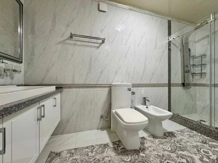 4 xonali kvartira sotiladi − 130 m²