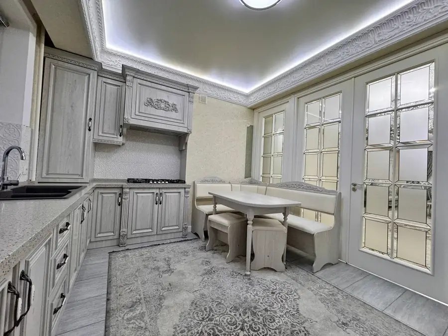 4 xonali kvartira sotiladi − 130 m²