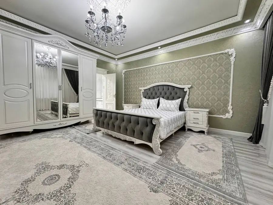 4 xonali kvartira sotiladi − 130 m²