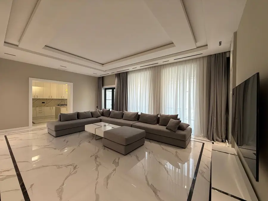 3 qavatli uy − 500 m², 7 sot. 