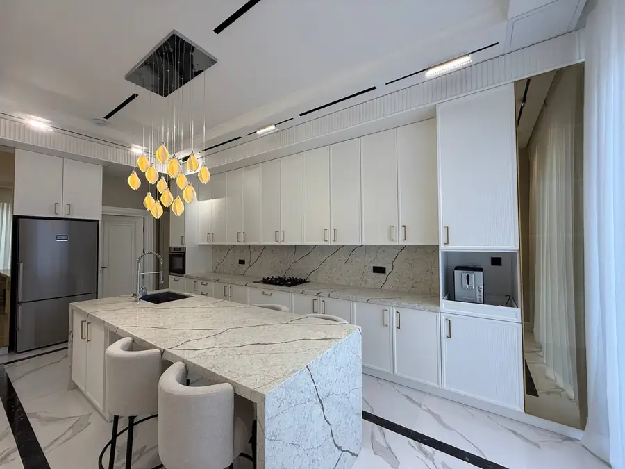 3 qavatli uy − 500 m², 7 sot. 