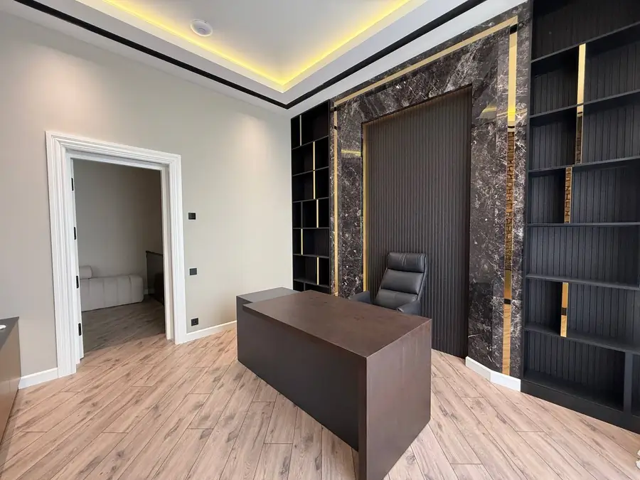 3 qavatli uy − 500 m², 7 sot. 