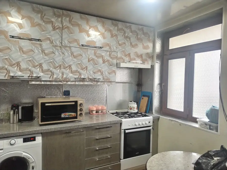 4 xonali kvartira sotiladi − 107 m²