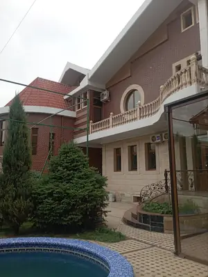 4 qavatli uy sotiladi − 1200 m²