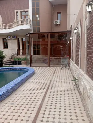 4 qavatli uy sotiladi − 1200 m²