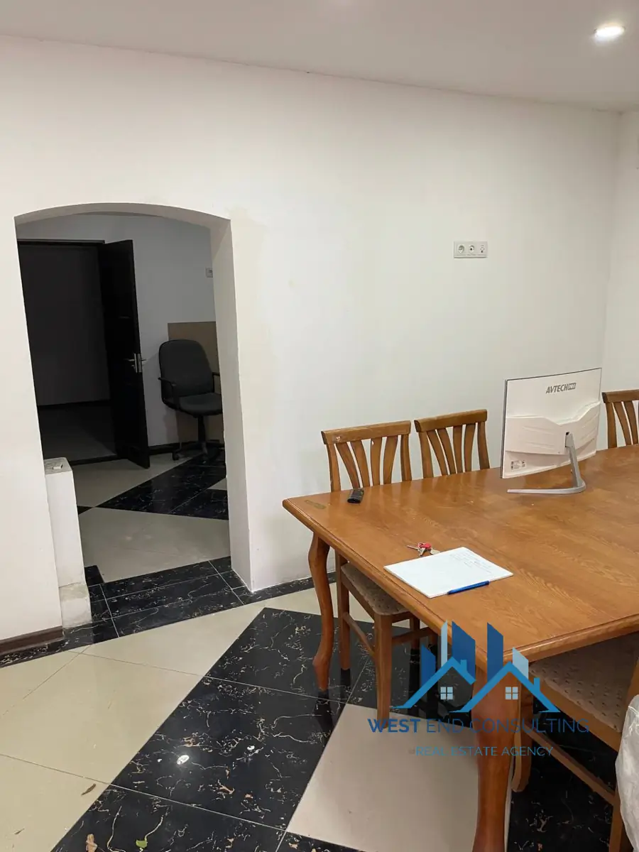 Ofis sotiladi − 200 m²