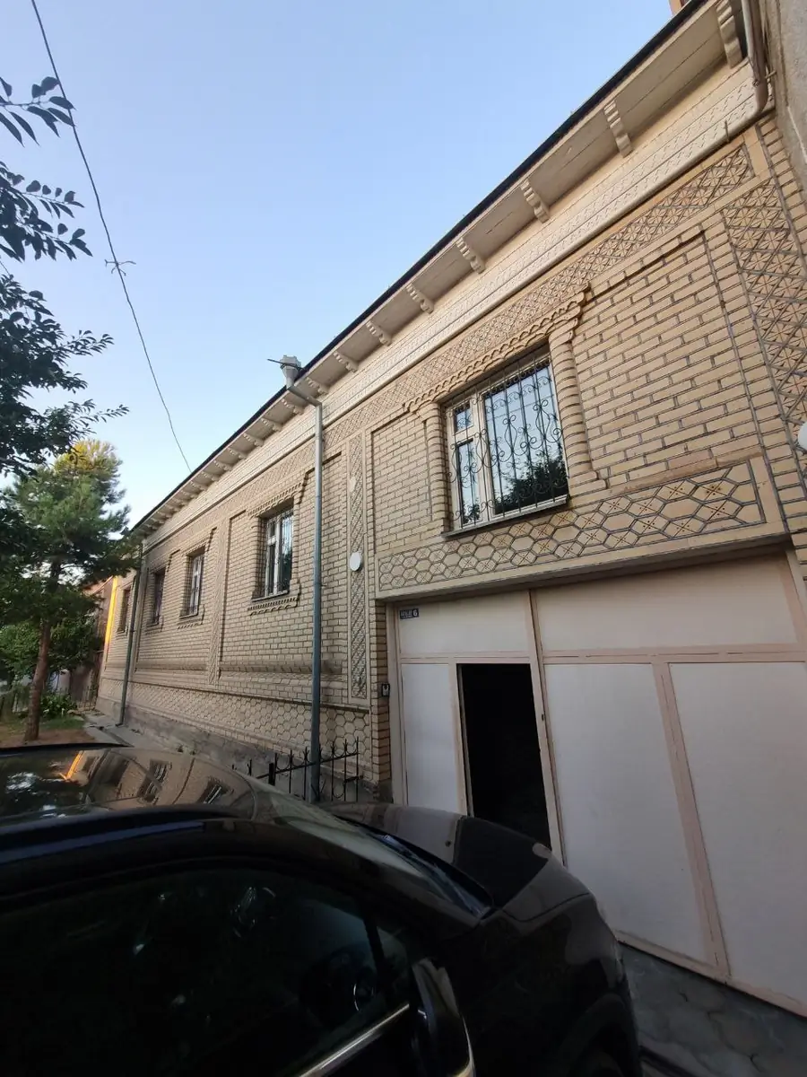2-этажный дом − 240 м², 640 сот.