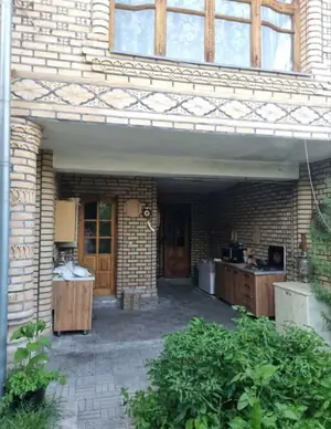 2-этажный дом − 240 м², 640 сот.